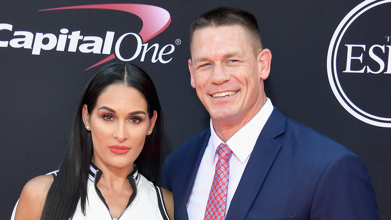 John Cena et Nikki Bella posent ensemble pour la presse