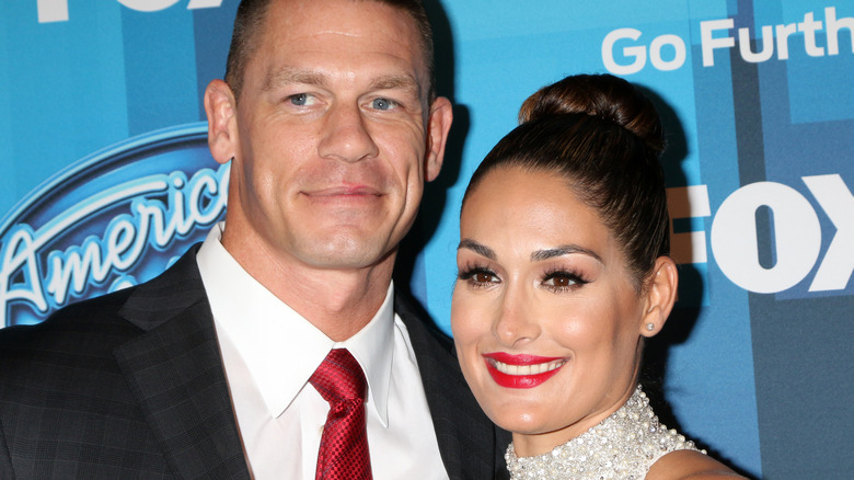 John Cena et Nikki Bella posent pour la presse