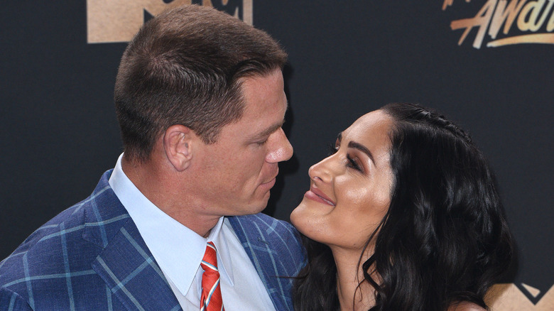 John Cena et Nikki Bella se regardent avec amour