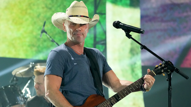 Kenny Chesney joue de la guitare lors d'un concert