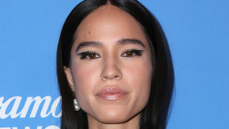 Kelsey Asbille posant à l'événement