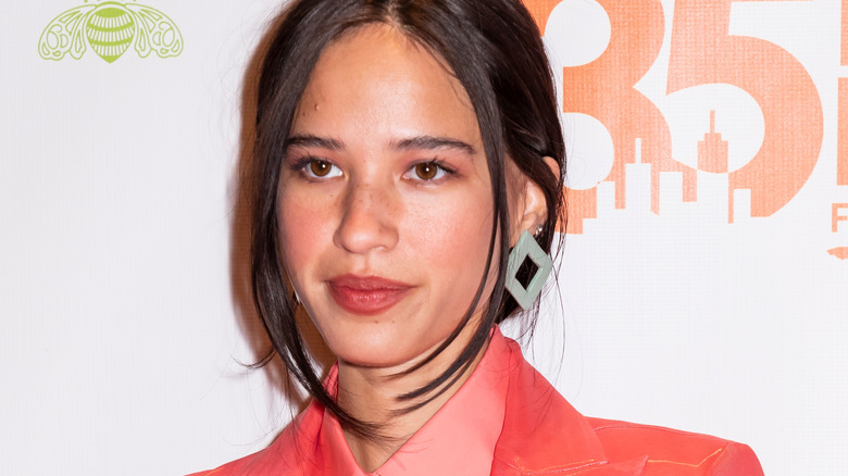 Kelsey Chow porte une chemise pêche