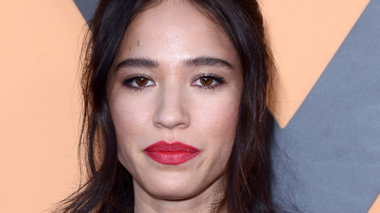 Kelsey Asbille porte du rouge à lèvres rouge