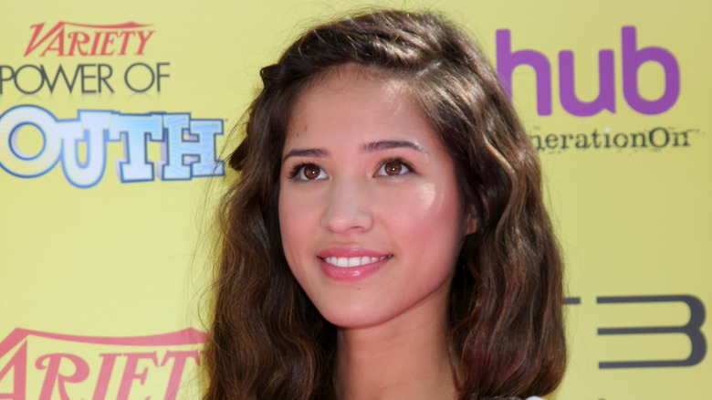 Kelsey Asbille souriant à l'événement 