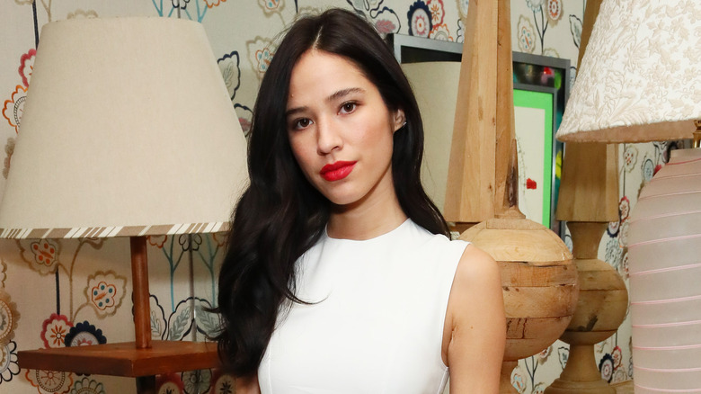 Kelsey Asbille vêtue de blanc