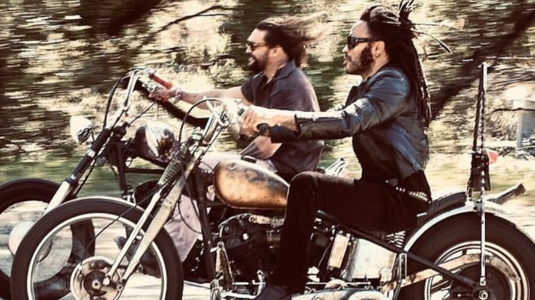 Jason Momoa et Lenny Kravitz font de la moto 