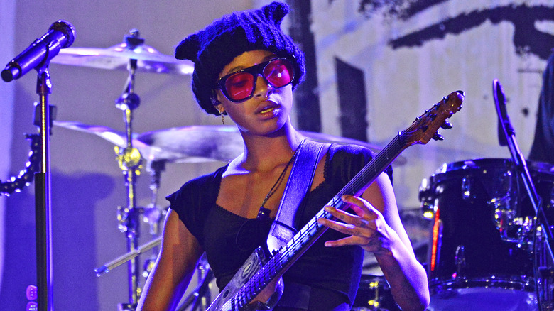 Willow Smith joue de la guitare