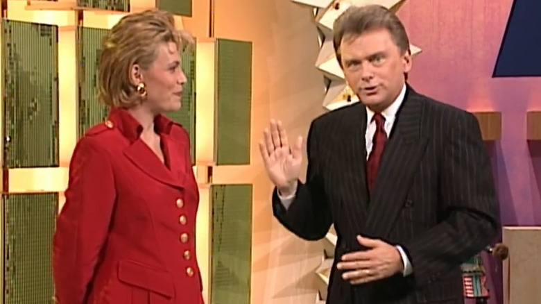 Vanna White se moque d'un Pat Sajack souriant