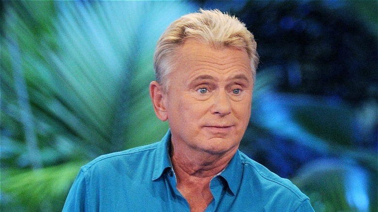 Pat Sajak a l'air confus devant des feuilles de palmier