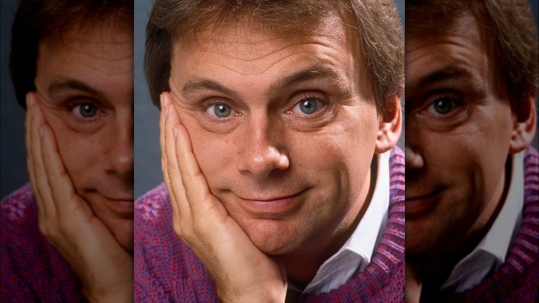 Pat Sajak repose sa tête entre ses mains