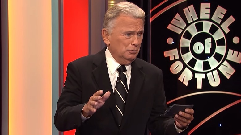 Pat Sajak parle avec un concurrent sur Wheel of Fortune