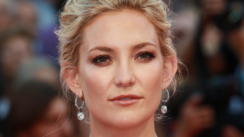 Kate Hudson regarde