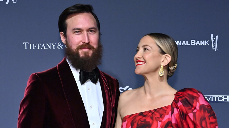 Danny Fujikawa et Kate Hudson sourient