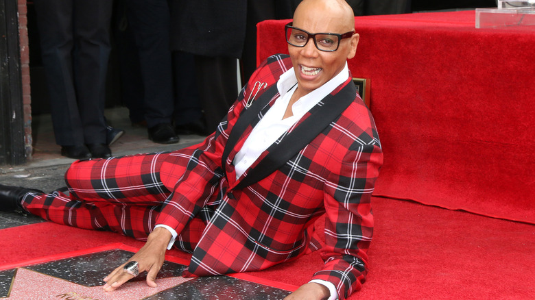 RuPaul posant avec son étoile