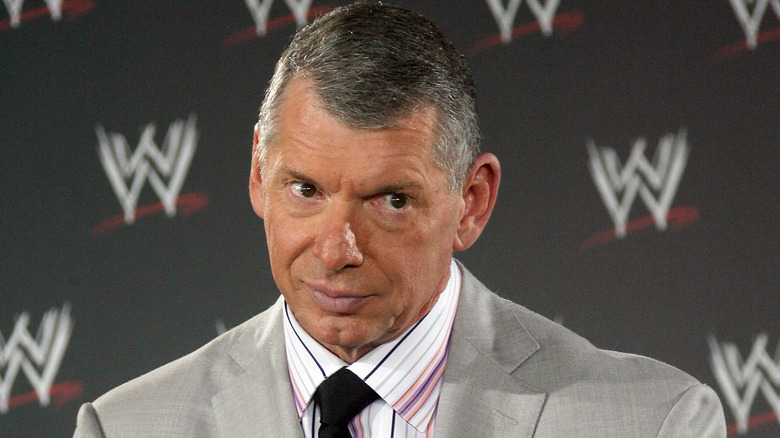 Vince McMahon debout 