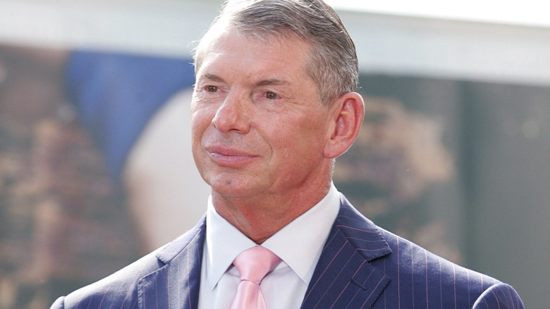 Vince McMahon debout 