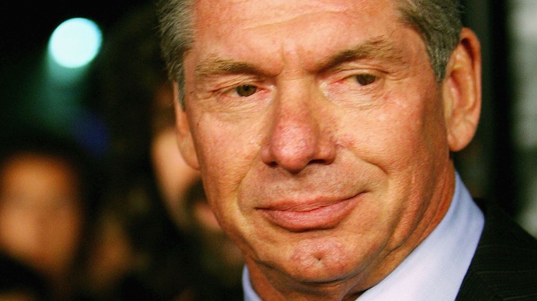 Vince McMahon regardant de côté