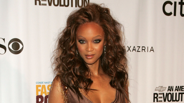 Tyra Banks en boucles d'oreilles, posant