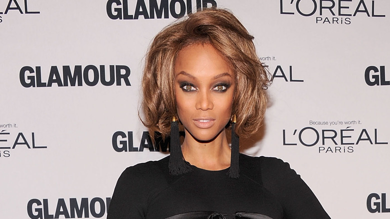 Tyra Banks aux cheveux courts, posant