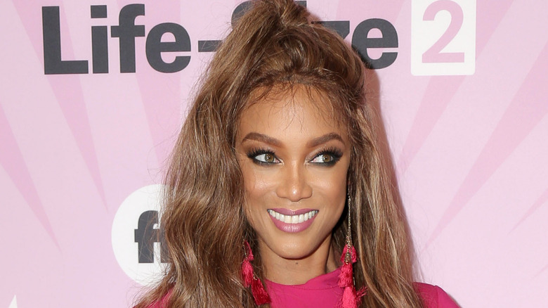 Tyra Banks en rose, souriante