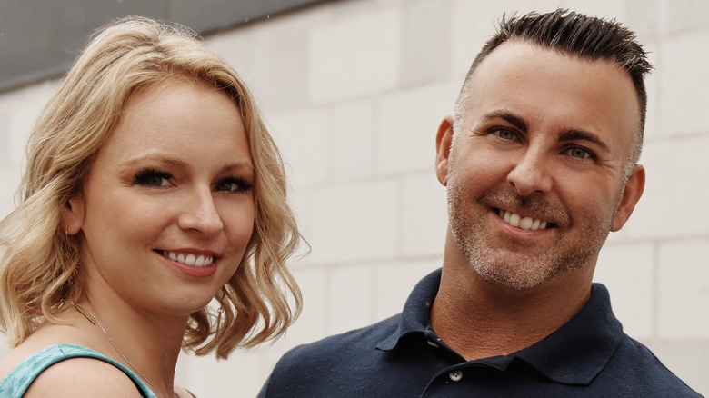 Lindsey Georgoulis et Mark Maher sourient