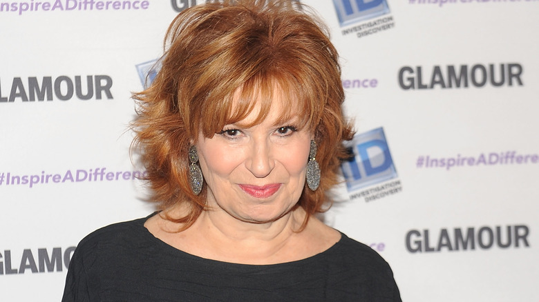 Joy Behar posant