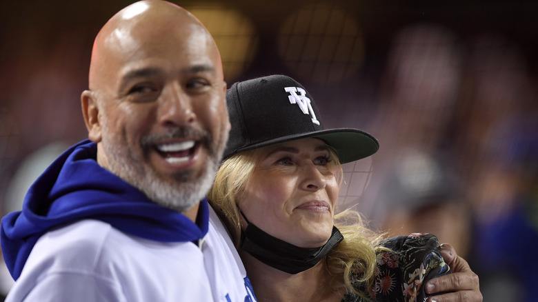 Chelsea Handler et Jo Koy sourient 