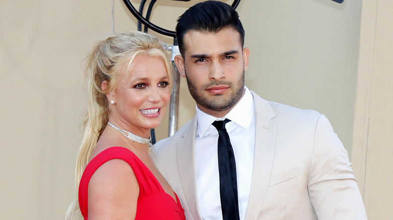 Britney Spears sourit nerveusement avec Sam Asghari sur le tapis rouge