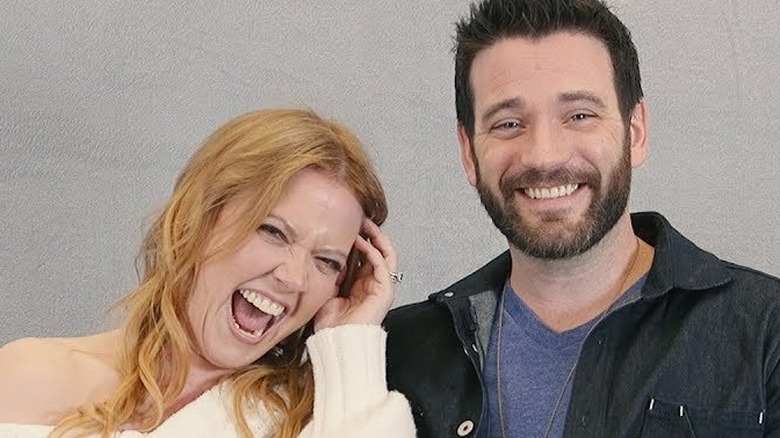 Patti Murin et Colin Donnell rient