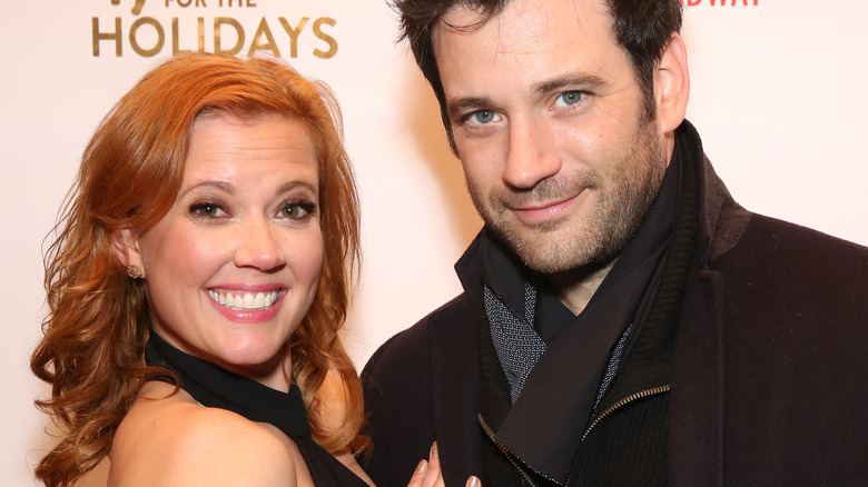 Patti Murin et Colin Donnell posent