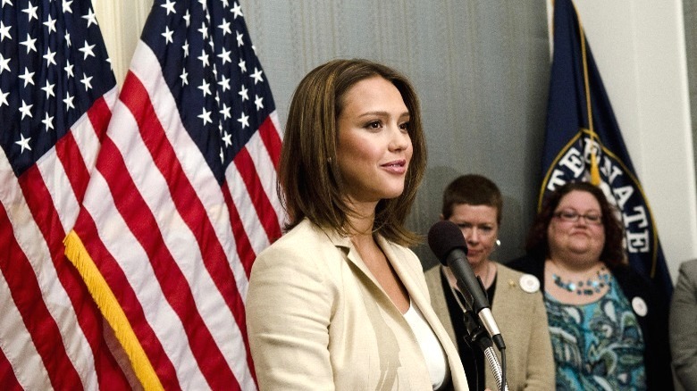 Jessica Alba s'exprimant sur Capitol Hill