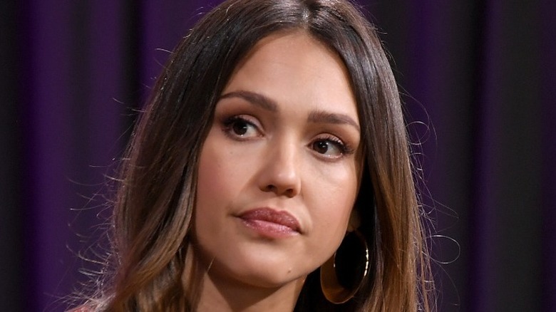 Jessica Alba regarde de côté