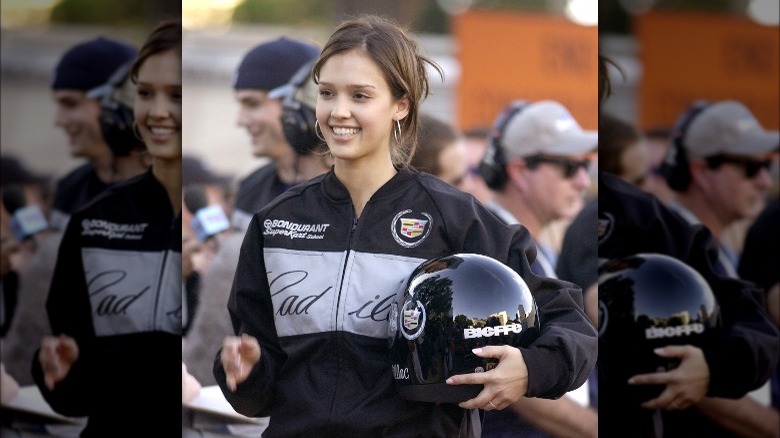 Jessica Alba avec un casque de course