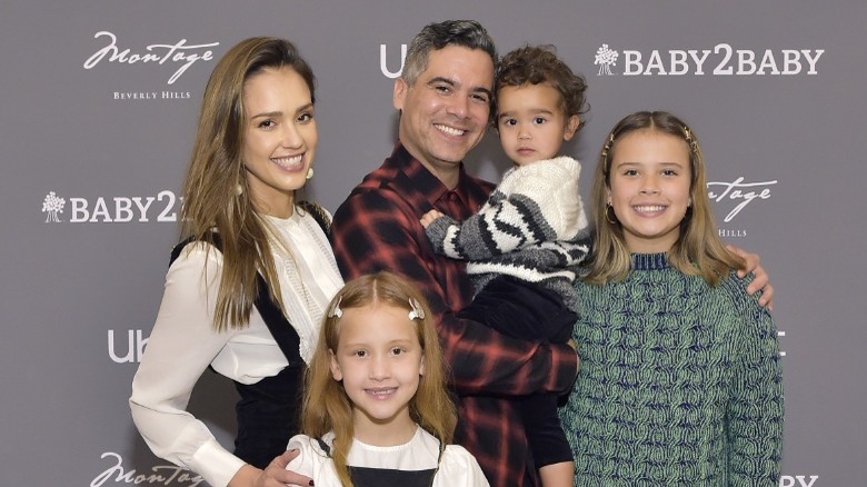 Jessica Alba souriante en famille