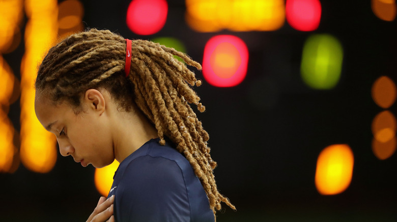 Brittney Griner regarde vers le bas