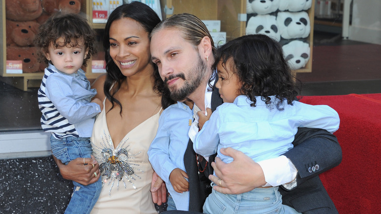 Zoe Saldaña pose avec son mari et ses enfants