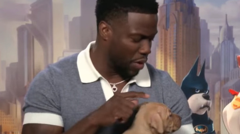 Kevin Hart tient un chiot