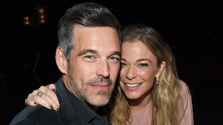 LeAnn Rimes et Eddie Cibrian souriant