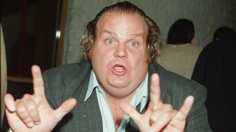 Chris Farley fait un geste vers la caméra