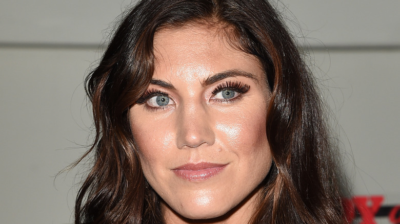 Hope Solo dans les cheveux ondulés 