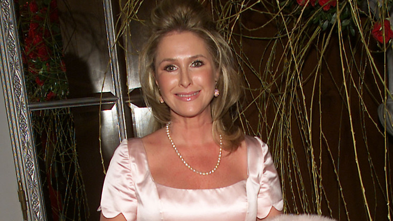 Kathy Hilton posant