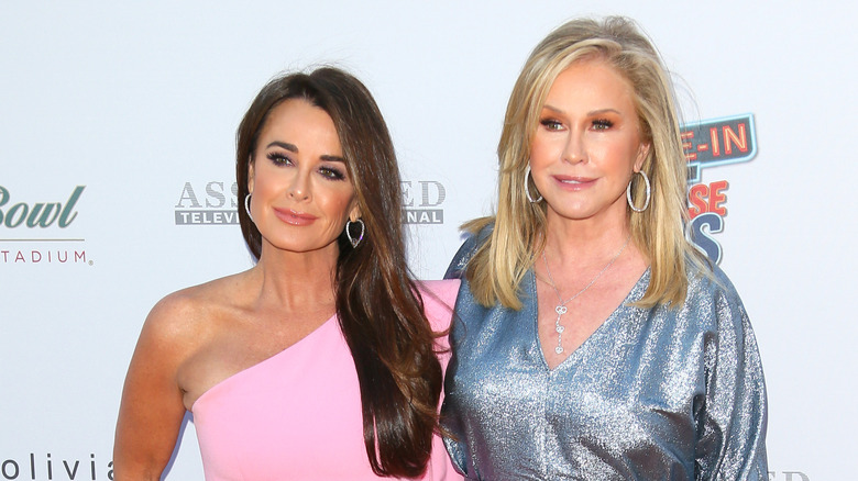 Kathy Hilton et Kyle Richards posent