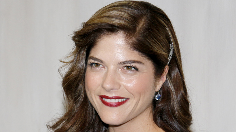 Selma Blair sourit