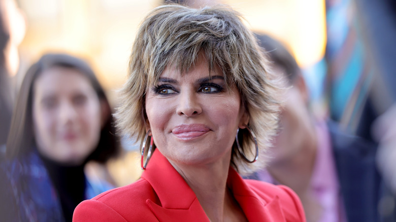 Lisa Rinna regarde au loin