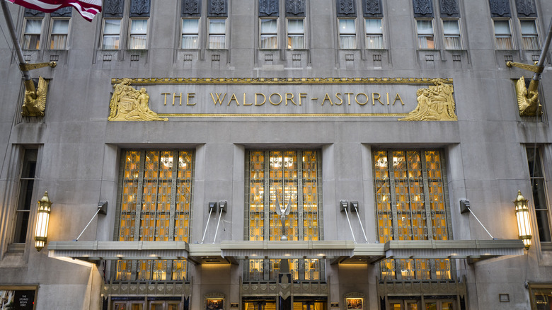 Façade de l'hôtel Waldorf Astoria