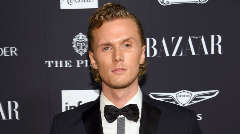 Barron Hilton en costume