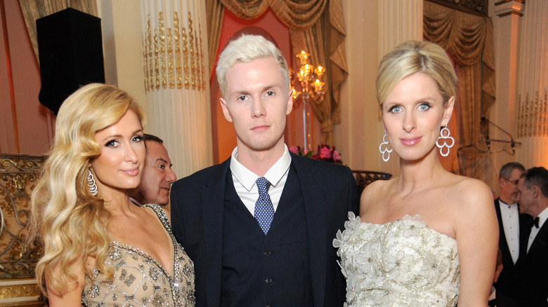 Barron Hilton avec ses sœurs, posant