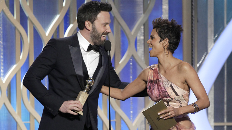 Ben Affleck tenant un Golden Globe, Halle Berry tenant une enveloppe