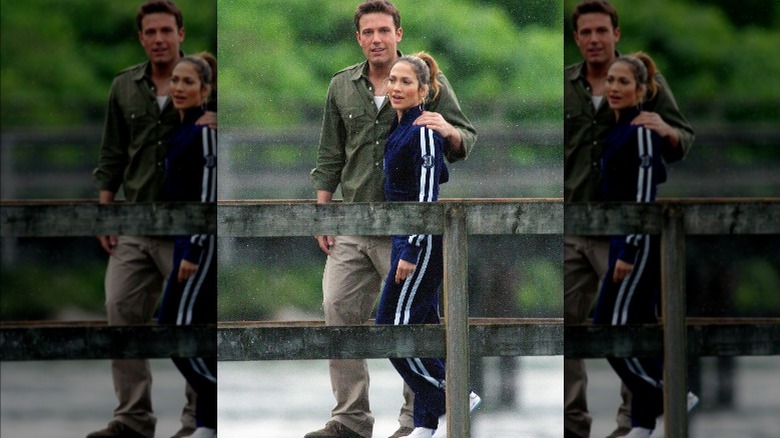 Ben Affleck marchant avec un bras autour de Jennifer Lopez