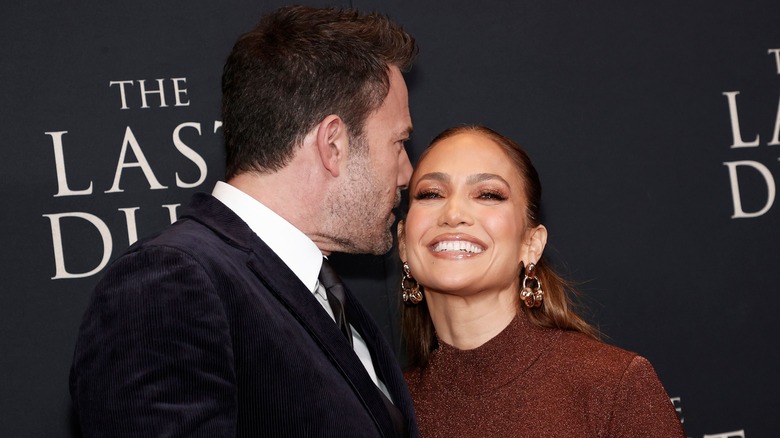 Ben Affleck avec la bouche près de l'oreille de Jennifer Lopez